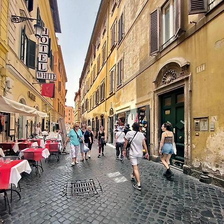 Ych-Butterfly Flat Close Trevi Fountain Rome Extérieur photo