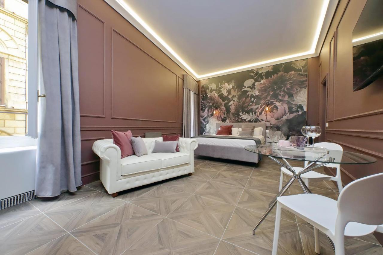 Ych-Butterfly Flat Close Trevi Fountain Rome Extérieur photo